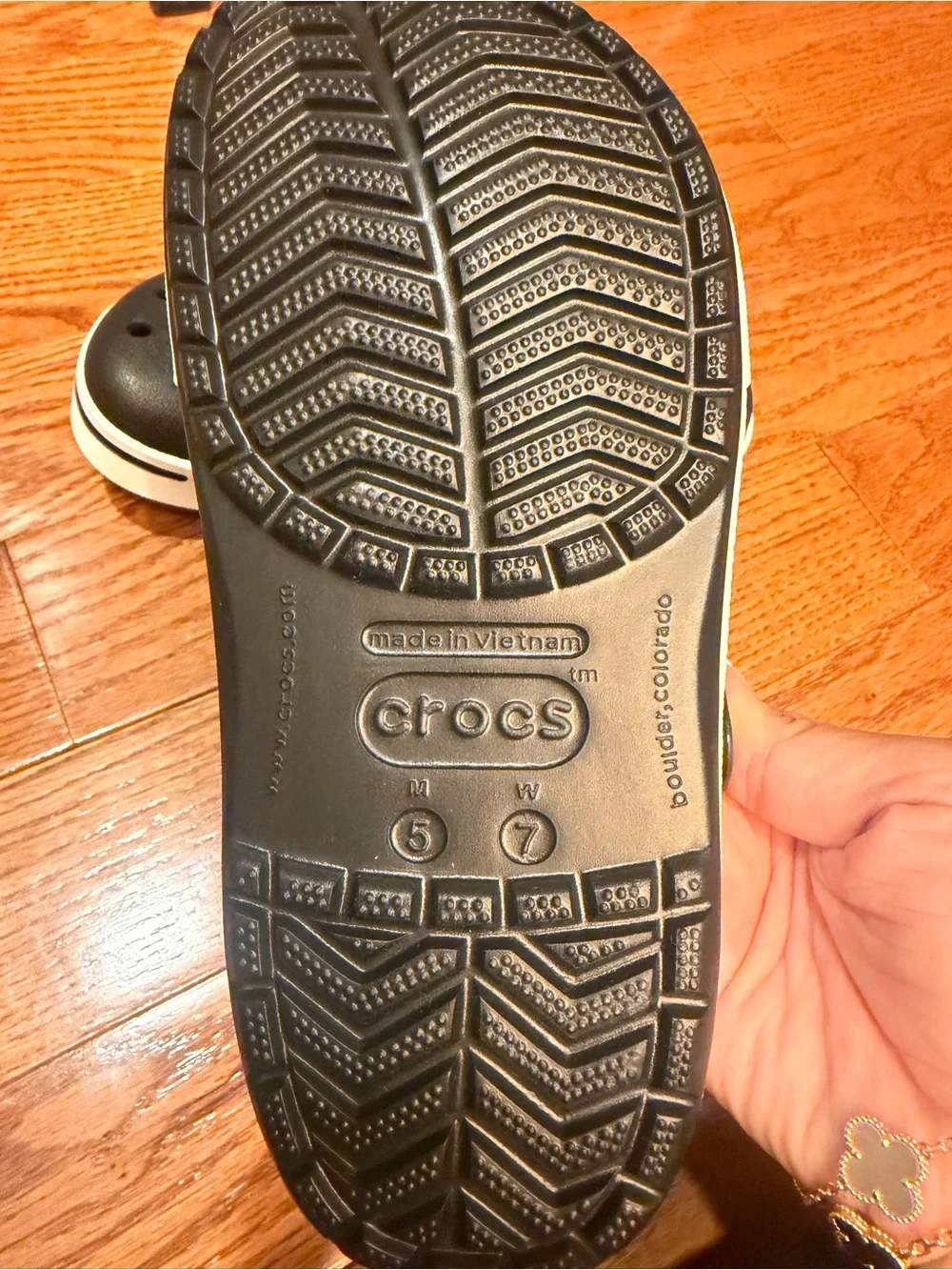 CROCS Black Clog with White Midsole Stripe men’s 5 women’s 7